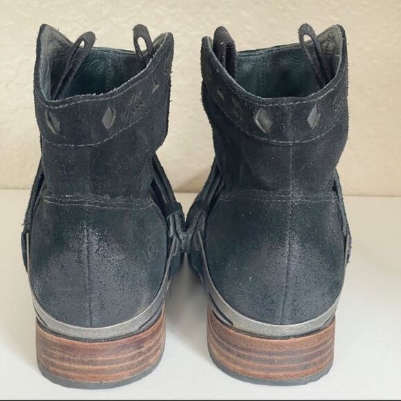 UGG Austin Western Suede Bootie - BLACK - Picture 5 of 7